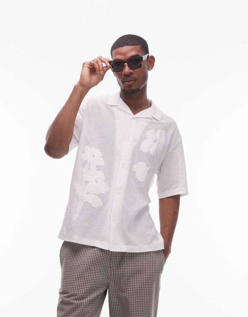 Topman - Relaxed-Fit-Polohemd aus offenmaschigem Strick in Weiß mit Knopfleiste und Blumen-Aufnäher von Topman
