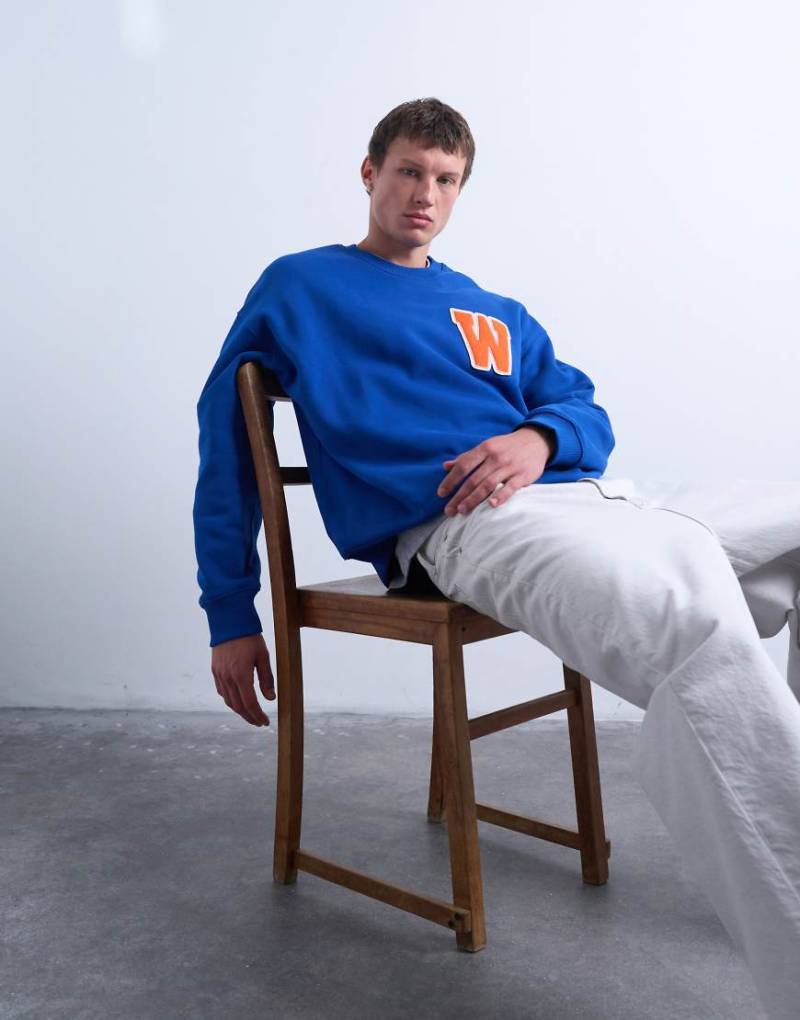 Topman - Oversize-Sweatshirt in Blau mit besticktem Buchstaben-Filz-Aufnäher von Topman