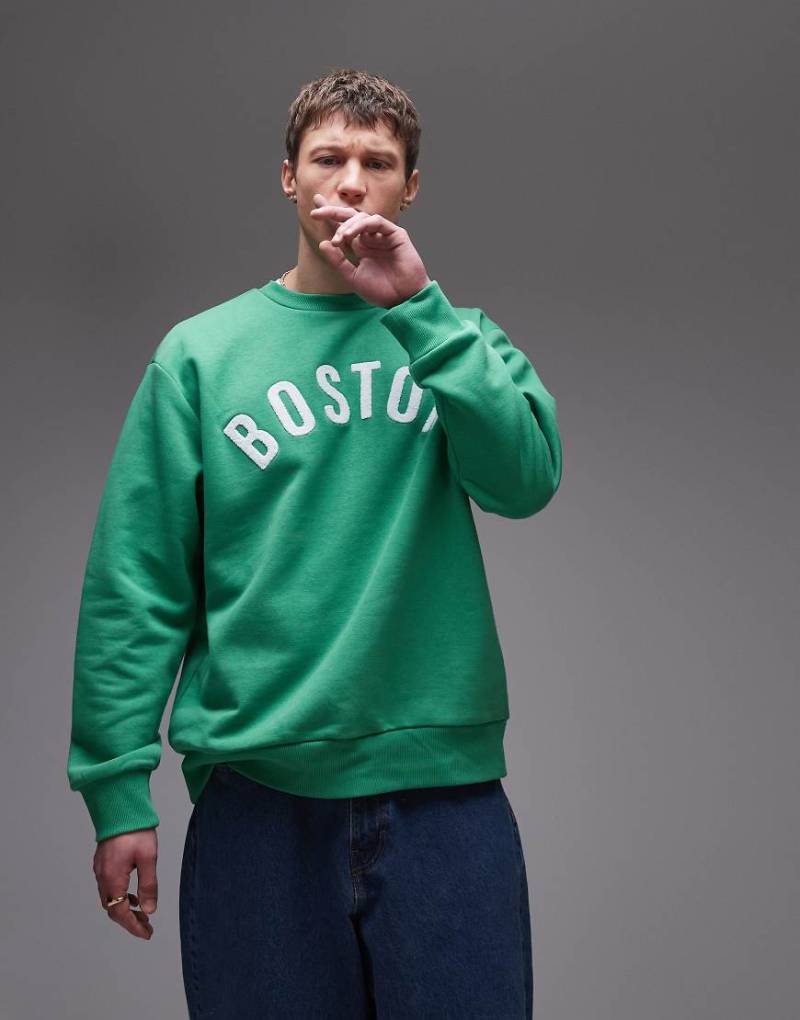 Topman - Relaxed-Fit-Sweatshirt in Grün mit Boston-Stickerei aus Chenille von Topman