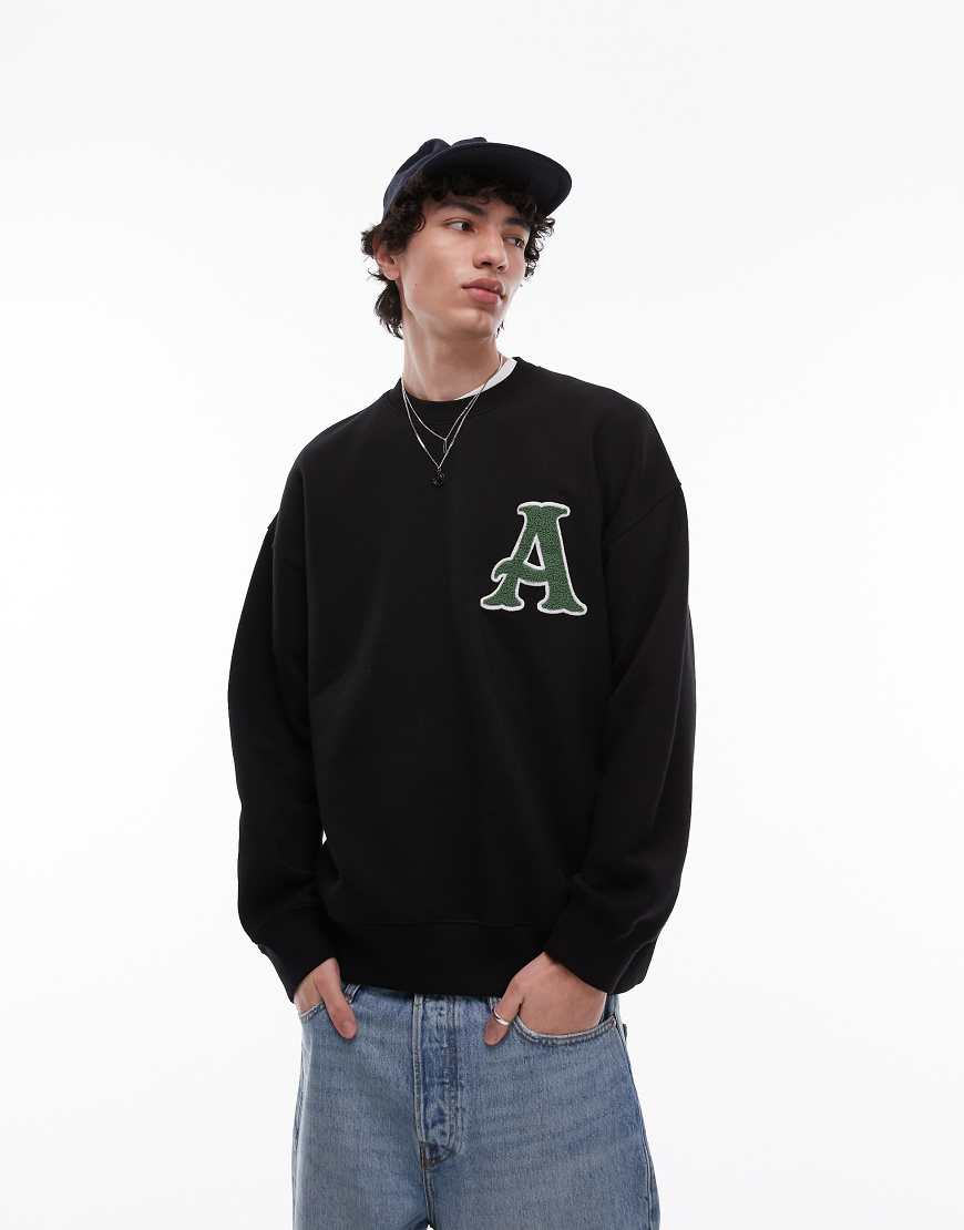 Topman - Oversize-Sweatshirt in Schwarz mit aufgesticktem Chenille-Buchstaben von Topman