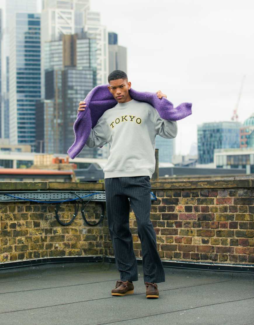 Topman - Oversize-Sweatshirt in meliertem Grau mit „Tokyo"-Applikation und Stickerei von Topman