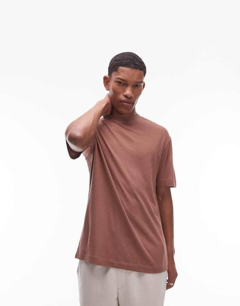 Topman - Relaxed-Fit-T-Shirt in Braun mit schmalen Streifen von Topman