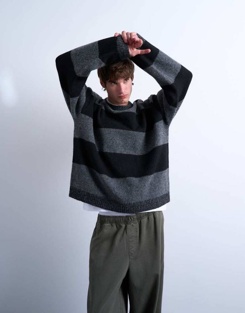 Topman - Regulär geschnittener Pullover mit Streifen in Schwarz und Anthrazit und Rundausschnitt von Topman