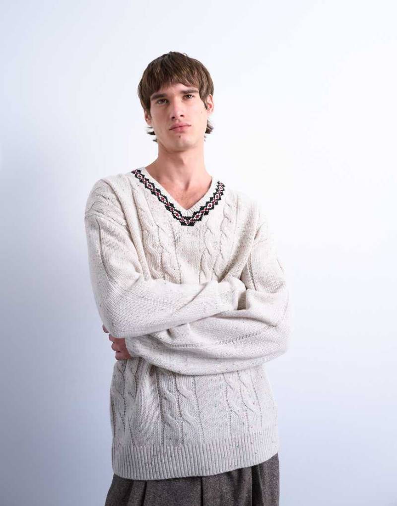 Topman - Relaxed-Fit-Strickpullover in Ecru mit Zopfmuster, V-Ausschnitt und Besatz mit Norwegermuster-Weiß von Topman