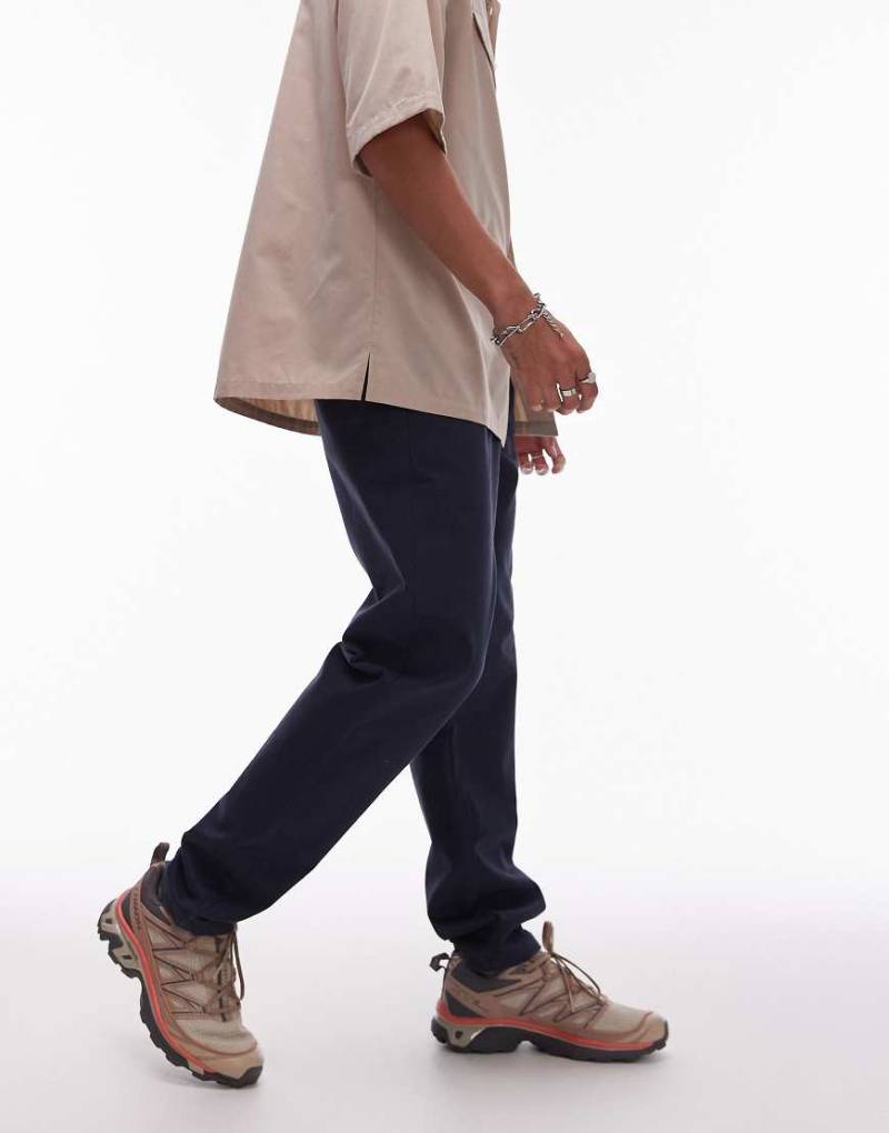 Topman - Schmal zulaufende Chinohose in Marineblau von Topman