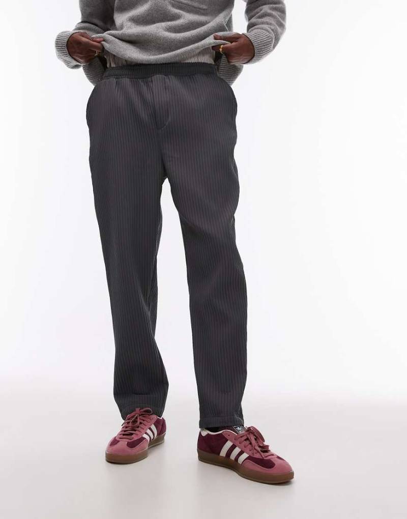 Topman - Schmal zulaufende Plissee-Hose in Anthrazit-Grau von Topman