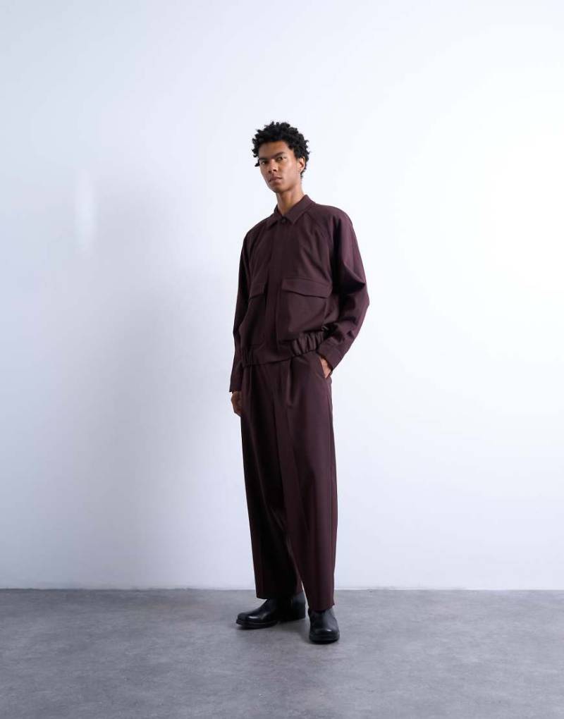 Topman - Schmal zulaufende Relaxed-Fit-Hose in Burgunderrot von Topman