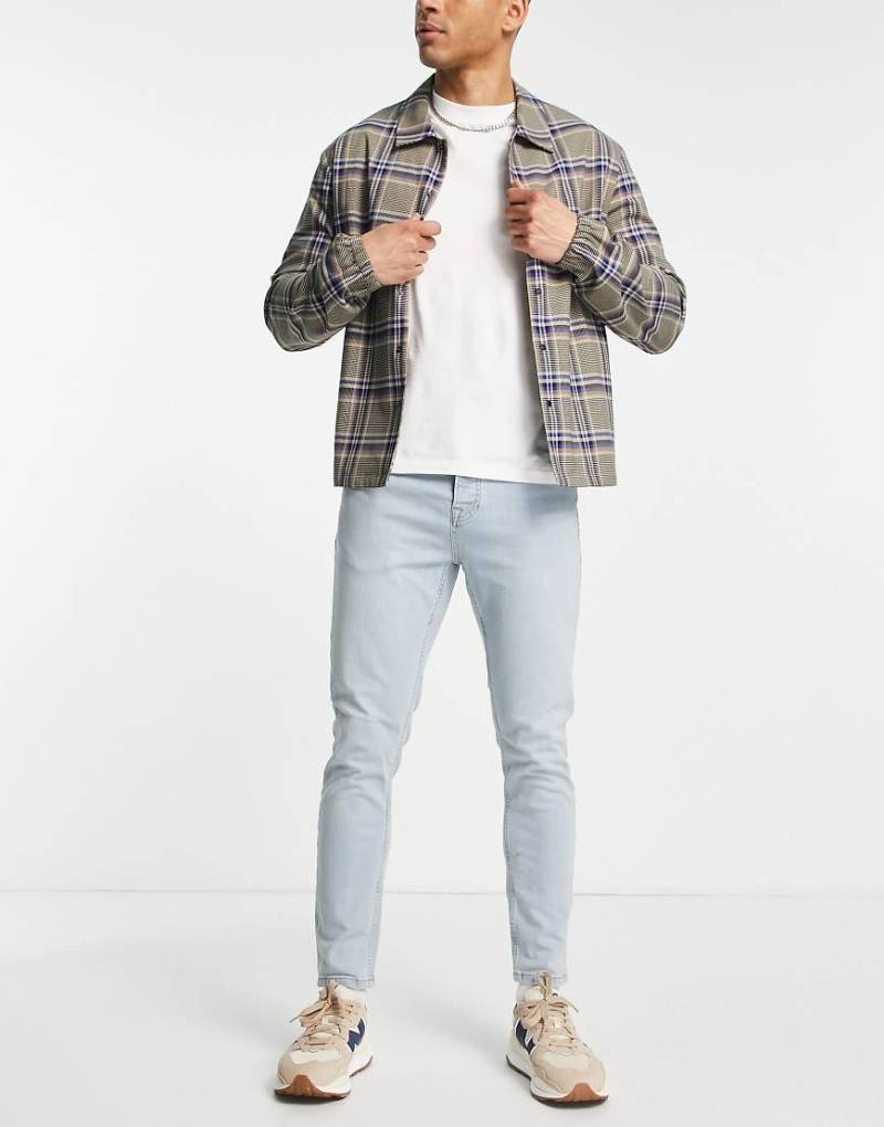 Topman - Schmal zulaufende Stretch-Jeans in hell getönter Waschung-Blau von Topman