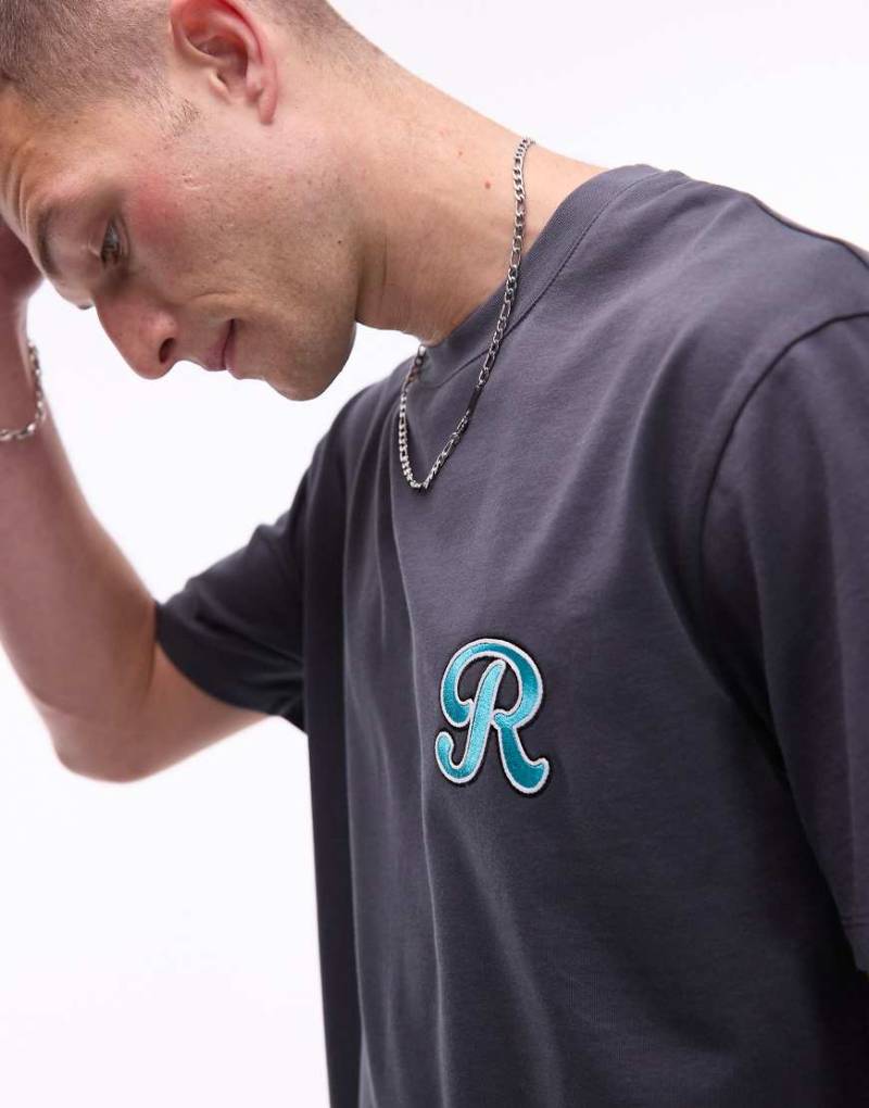 Topman - Relaxed-Fit-T-Shirt aus schwerem Stoff in Anthrazit mit Buchstabenstickerei aus Chenille-Schwarz von Topman