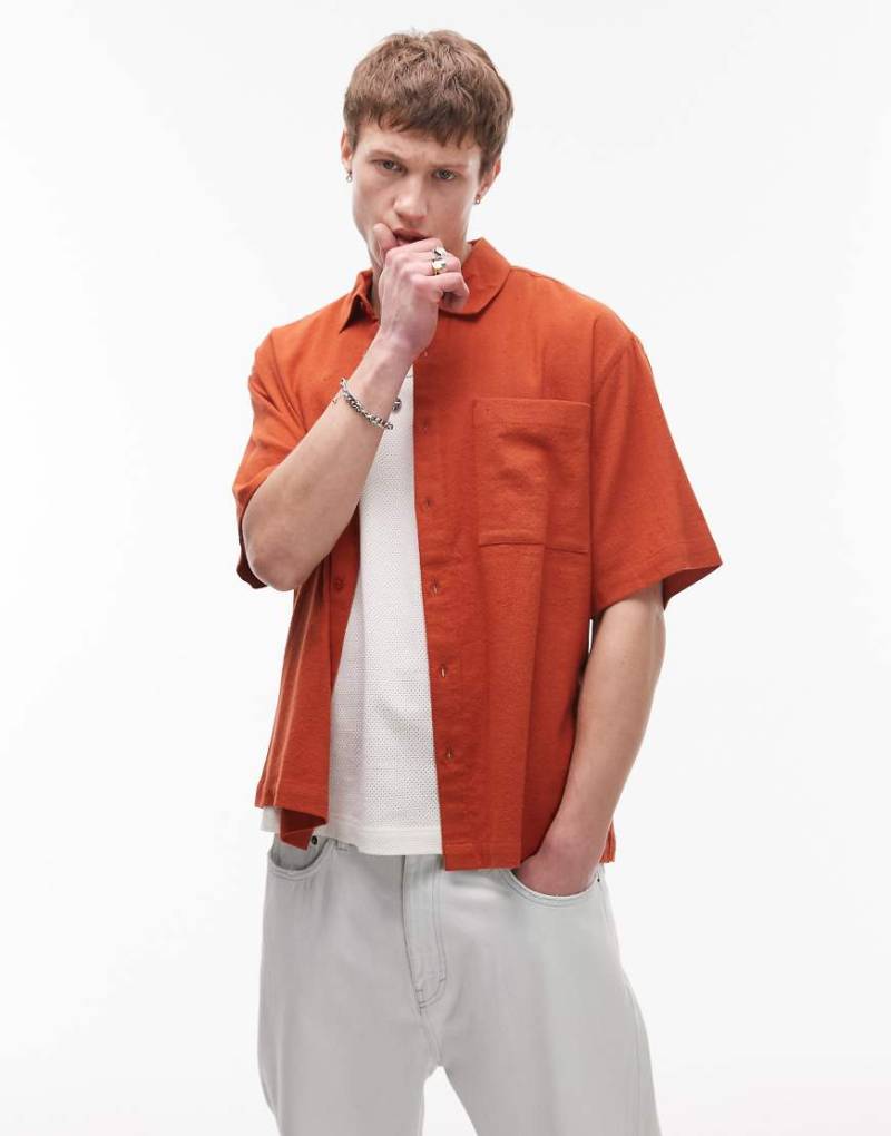 Topman - Texturiertes, kastiges, kurzärmliges Hemd in Rostrot von Topman