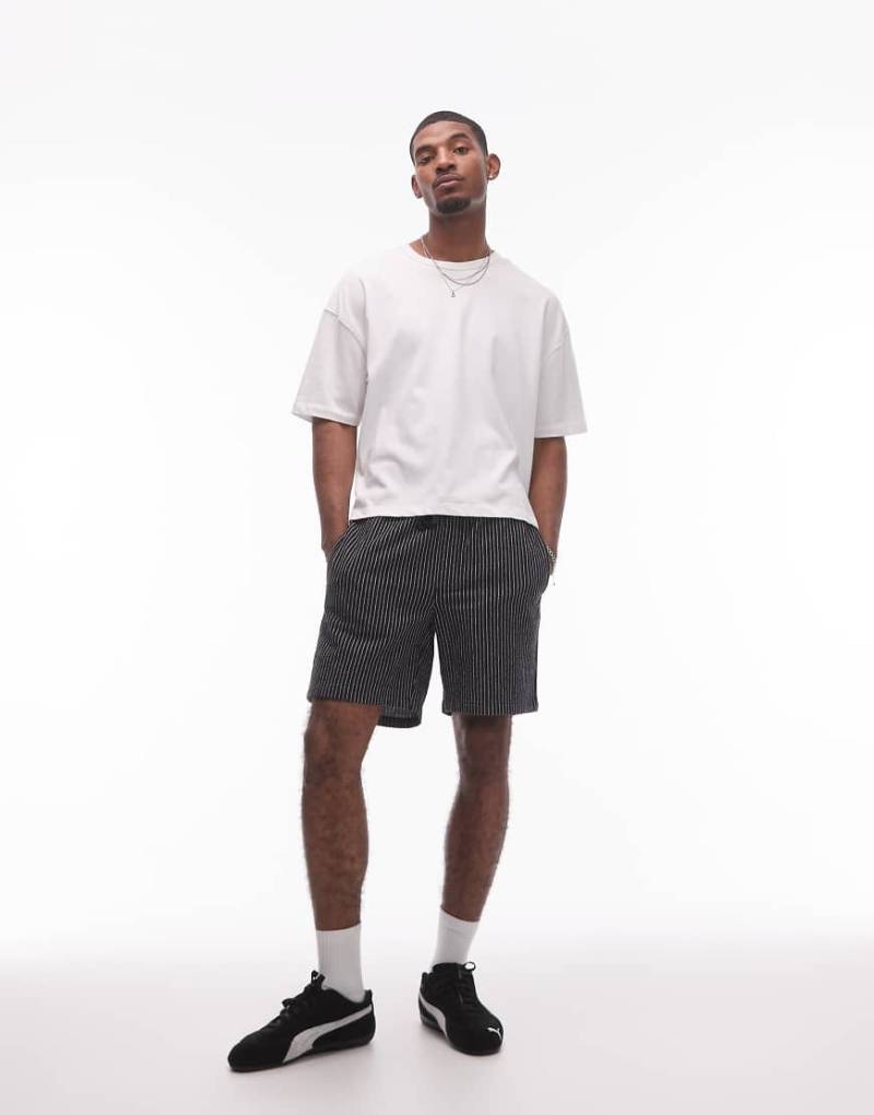 Topman - Weit geschnittene, strukturierte Shorts in Schwarz gestreift von Topman