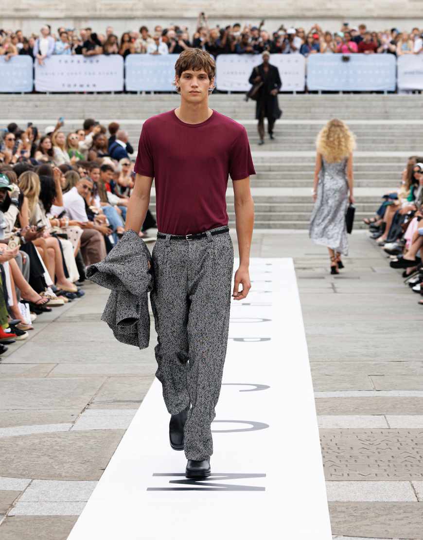 Topman - Weit geschnittene Wollmix-Hose in Schwarz mit Fischgrätmuster von Topman