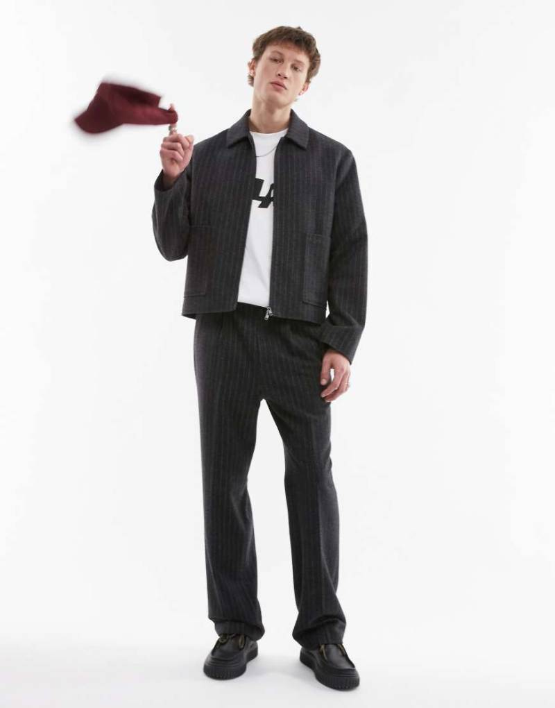 Topmann - Hochwertige, lässig geschnittene Anzughose aus Wollmix in Anthrazit mit hohem Bund und Nadelstreifen-Grau von Topman