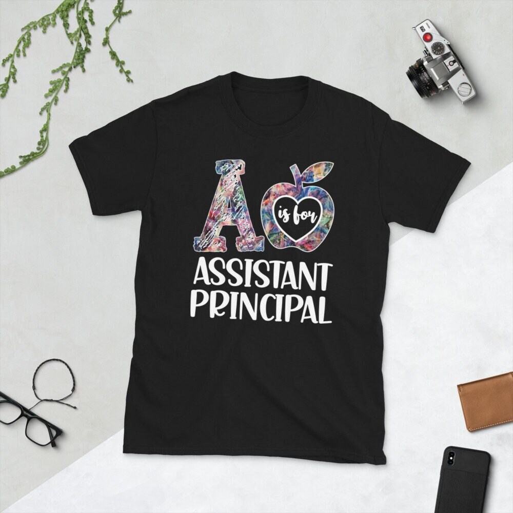 A Is For Assistant Schulleiter Shirt | Assistent Dankesgeschenke Crew Unisex T-Shirt von TopoArtCo