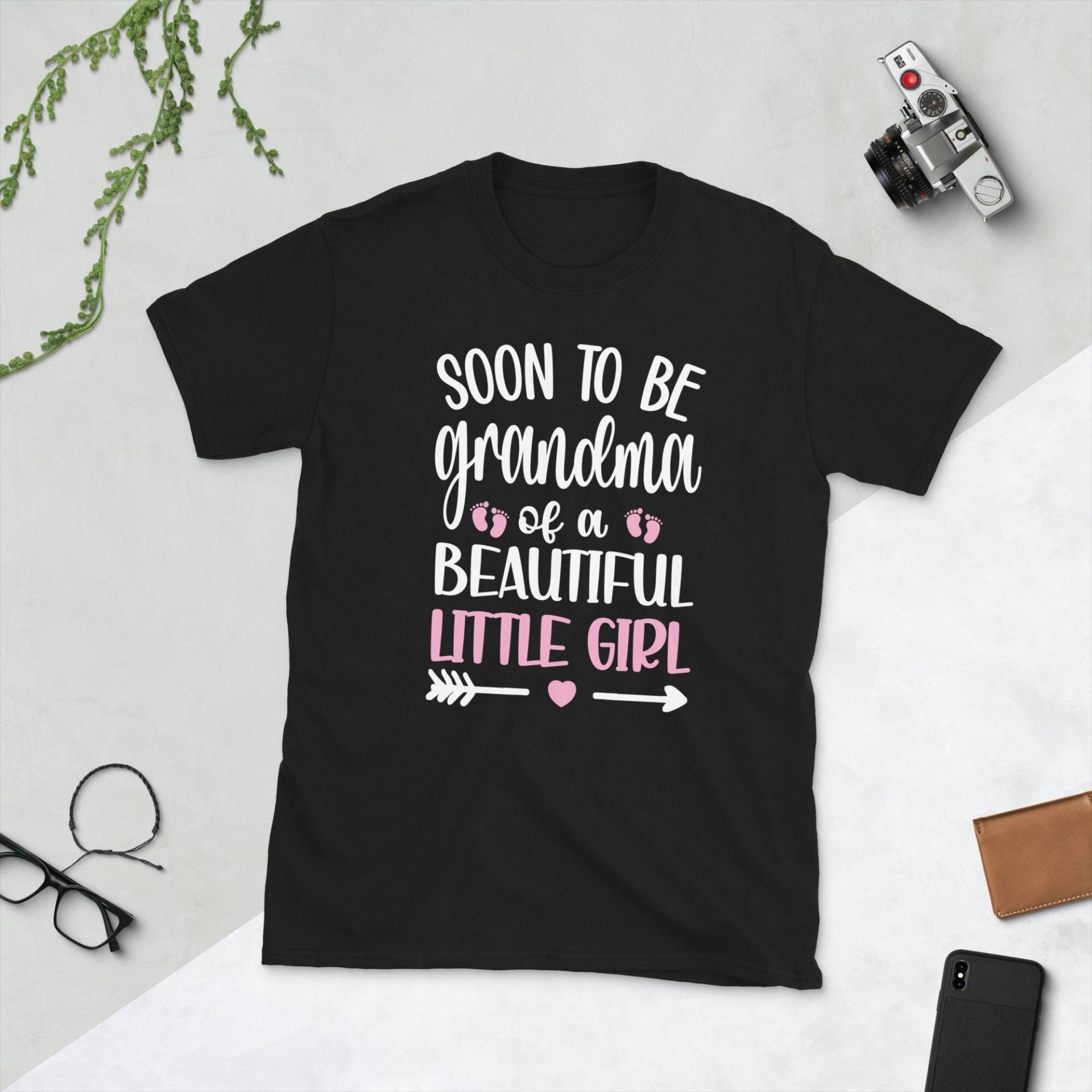 Bald Oma Eines Mädchens Zukünftige Zu Sein Unisex T-Shirt von TopoArtCo