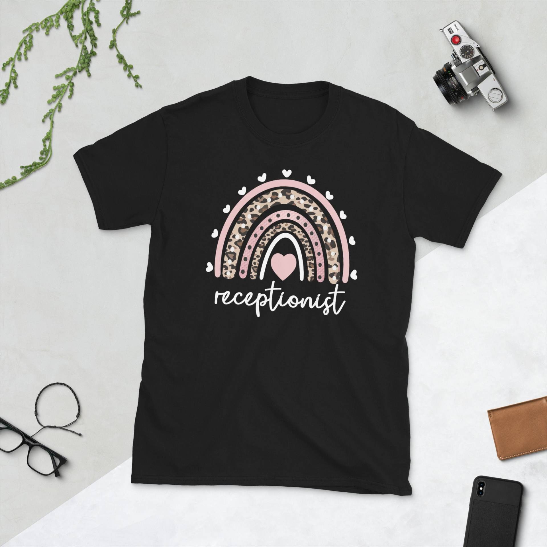 Empfangsdame Empfangsfront Unisex T-Shirt von TopoArtCo