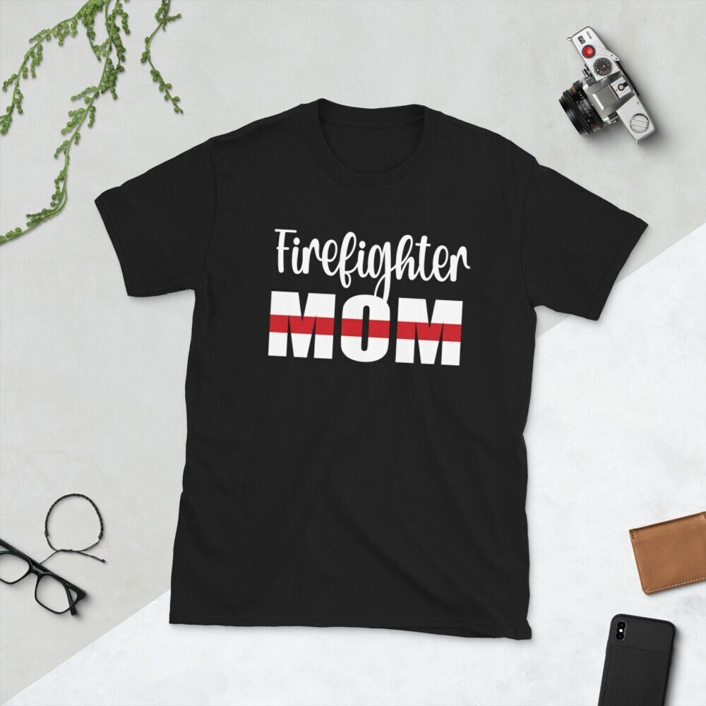 Feuerwehr Mama Shirt | Dünnes Rotes Line Fire Mom Mutter Eines Feuerwehrmanns Geschenk Unisex T-Shirt von TopoArtCo