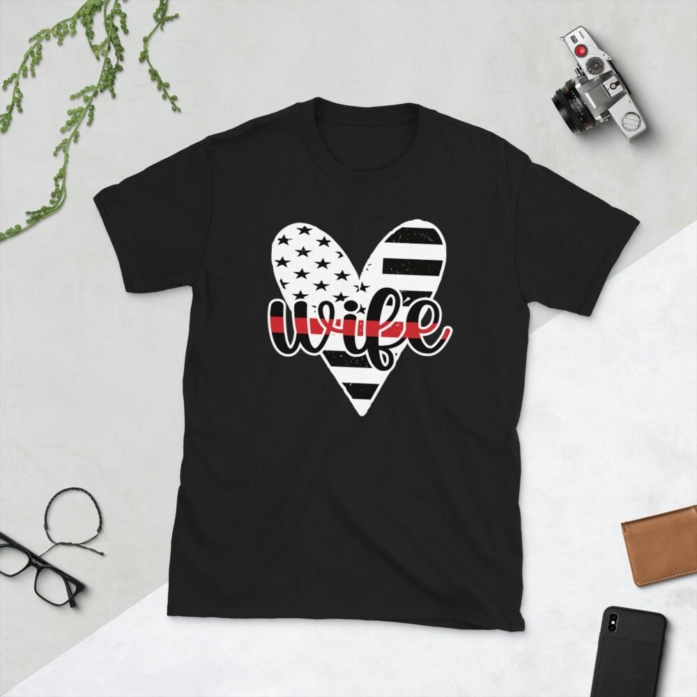 Fire Wife Shirt | Dünnes Rotes Line Frau Eines Feuerwehrmanns Geschenk Stolze Unisex T-Shirt von TopoArtCo