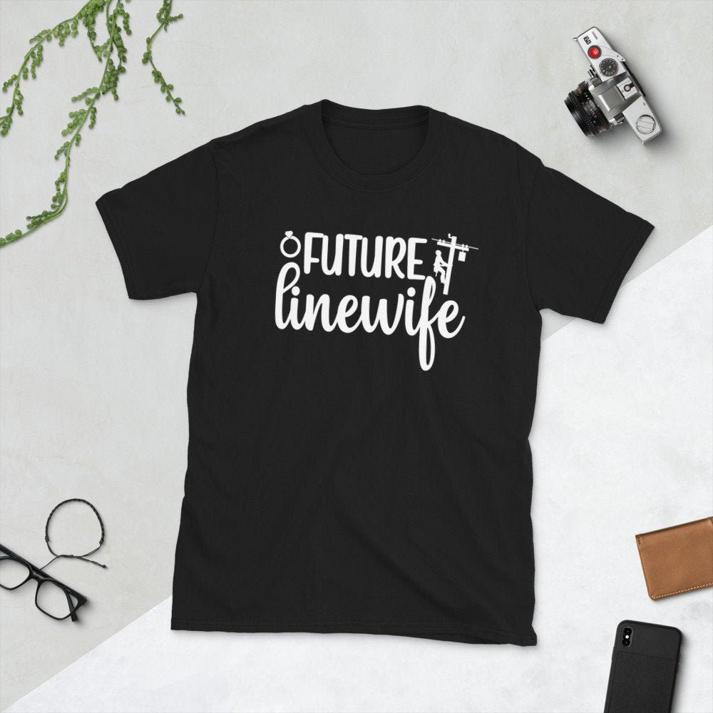 Future Linewife Lineman Frau Lineworker Freundin Unisex T-Shirt von TopoArtCo