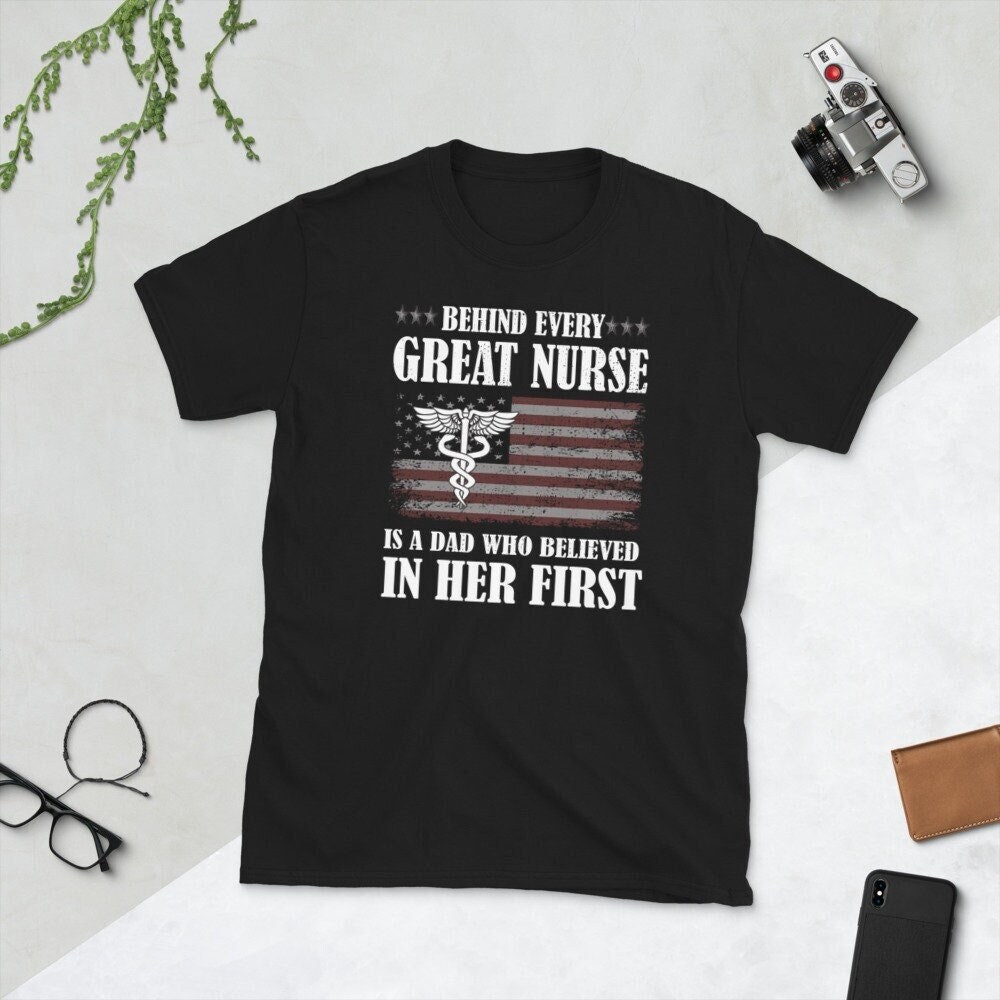 Hinter Jeder Krankenschwester Ist Ein Papa Vater Krankenpflege Unisex T-Shirt von TopoArtCo