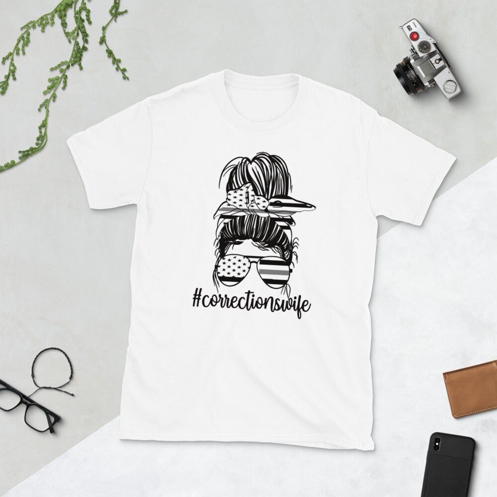 Korrektur Frau Shirt Stolze Frau Korrekturoffizier Messy Bun Unisex T-Shirt von TopoArtCo