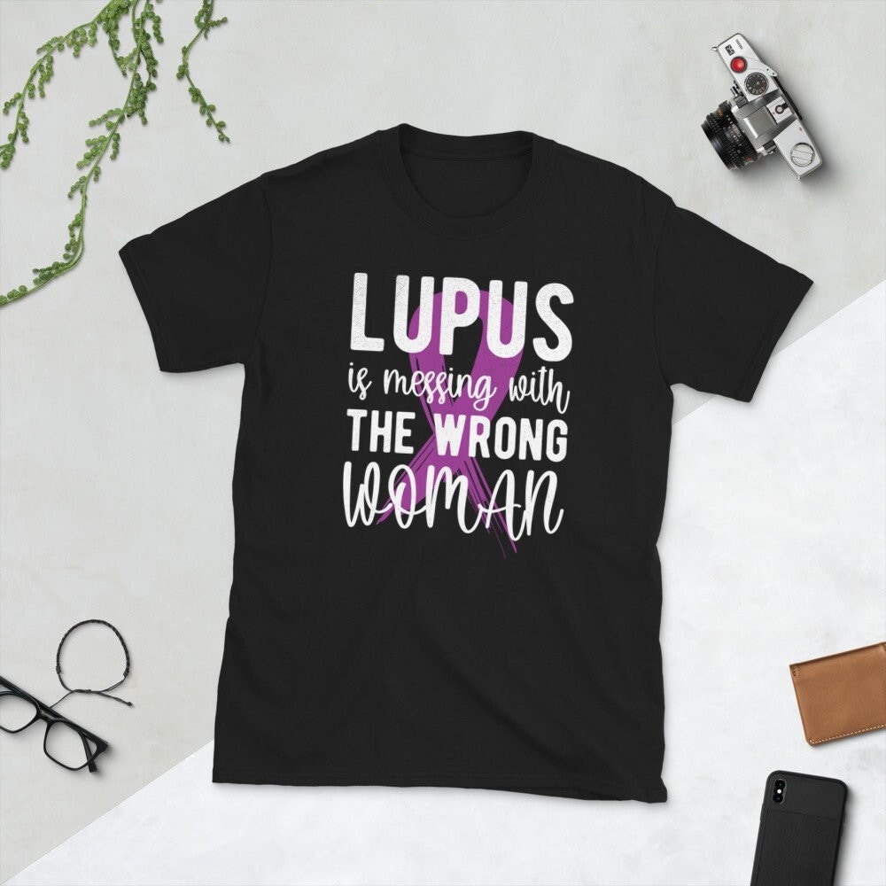 Lupus Awareness Monat Lila Band Krieger Unisex T-Shirt von TopoArtCo