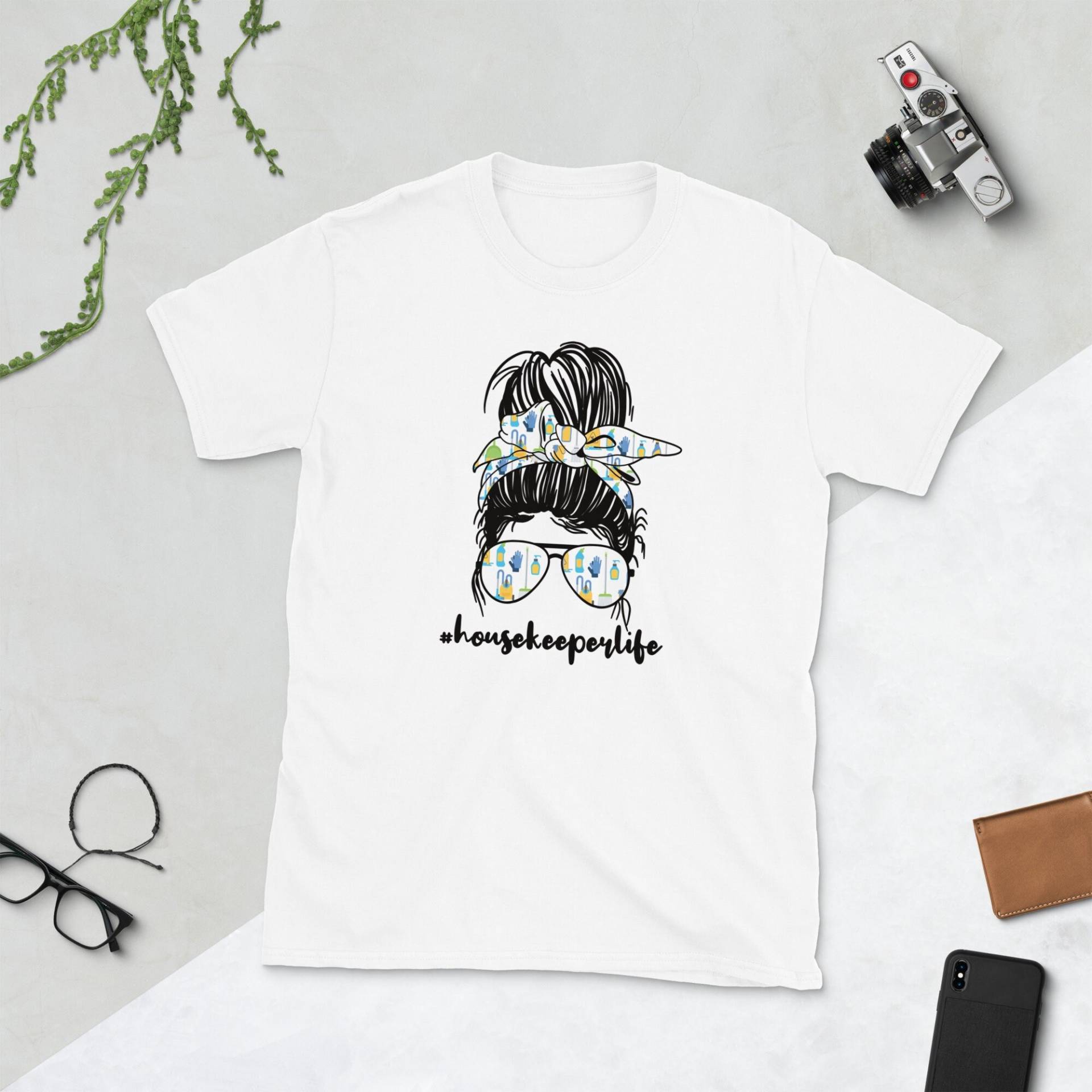 Lustige Haushälterin Wertschätzung Housekeeping Week Unisex T-Shirt von TopoArtCo