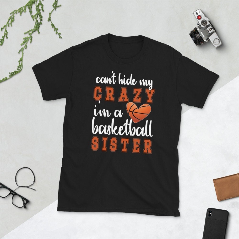 Lustiges Basketball Schwester Shirt Stolze Eines Spielers Unisex T-Shirt von TopoArtCo