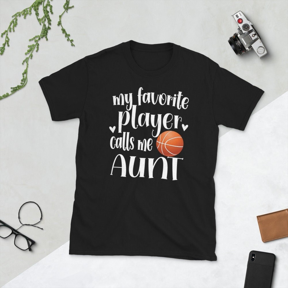 Meine Favortie Basketball Spieler Ruft Mich Tante Shirt | Stolze Eines Basketballspielers Unisex T-Shirt von TopoArtCo