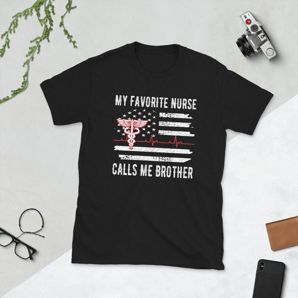 Meine Lieblingskrankenschwester Ruft Mich Bruder Shirt | Einer Krankenschwester Stolzes Bro Geschenke Unisex T-Shirt von TopoArtCo