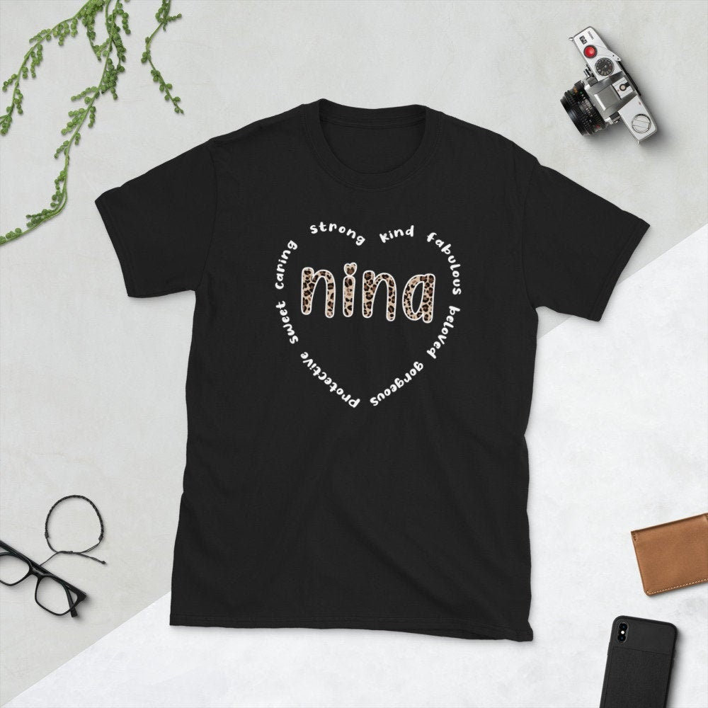 Nina Oma Muttertag Geschenke Großmutter Unisex T-Shirt von TopoArtCo