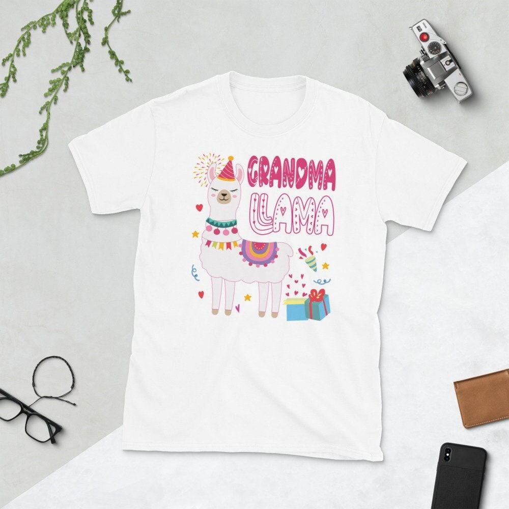 Passendes Lama Geburtstag Party Outfit Oma Unisex T-Shirt von TopoArtCo