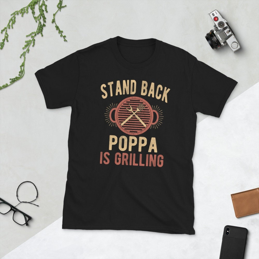 Poppa Is Grilling Grill Opa Papa Unisex T-Shirt von TopoArtCo