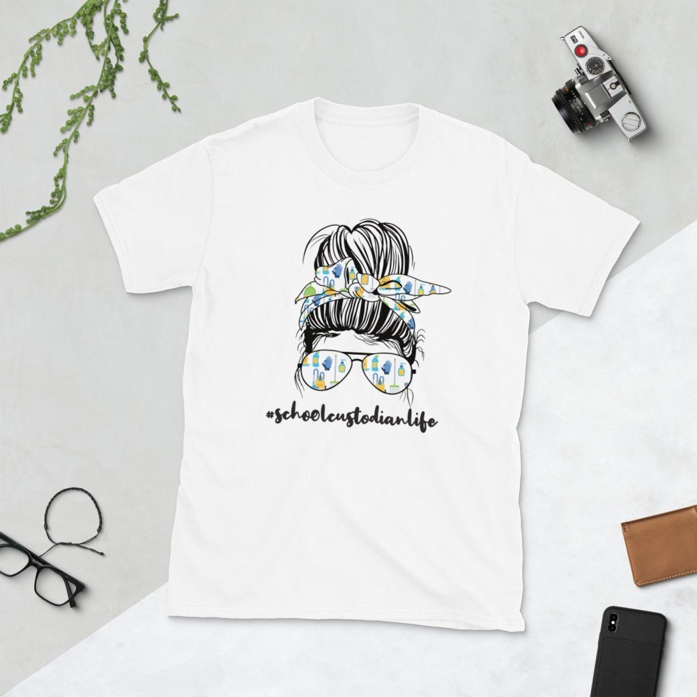 Schulleitung Leben Messy Bun Shirt Schule Wächter Wertschätzung Janitor Unisex T-Shirt von TopoArtCo