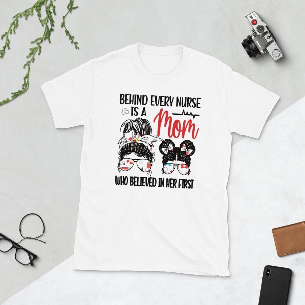 Stolze Mutter Einer Krankenschwester Stillmütter Muttertag Geschenke Unisex T-Shirt von TopoArtCo