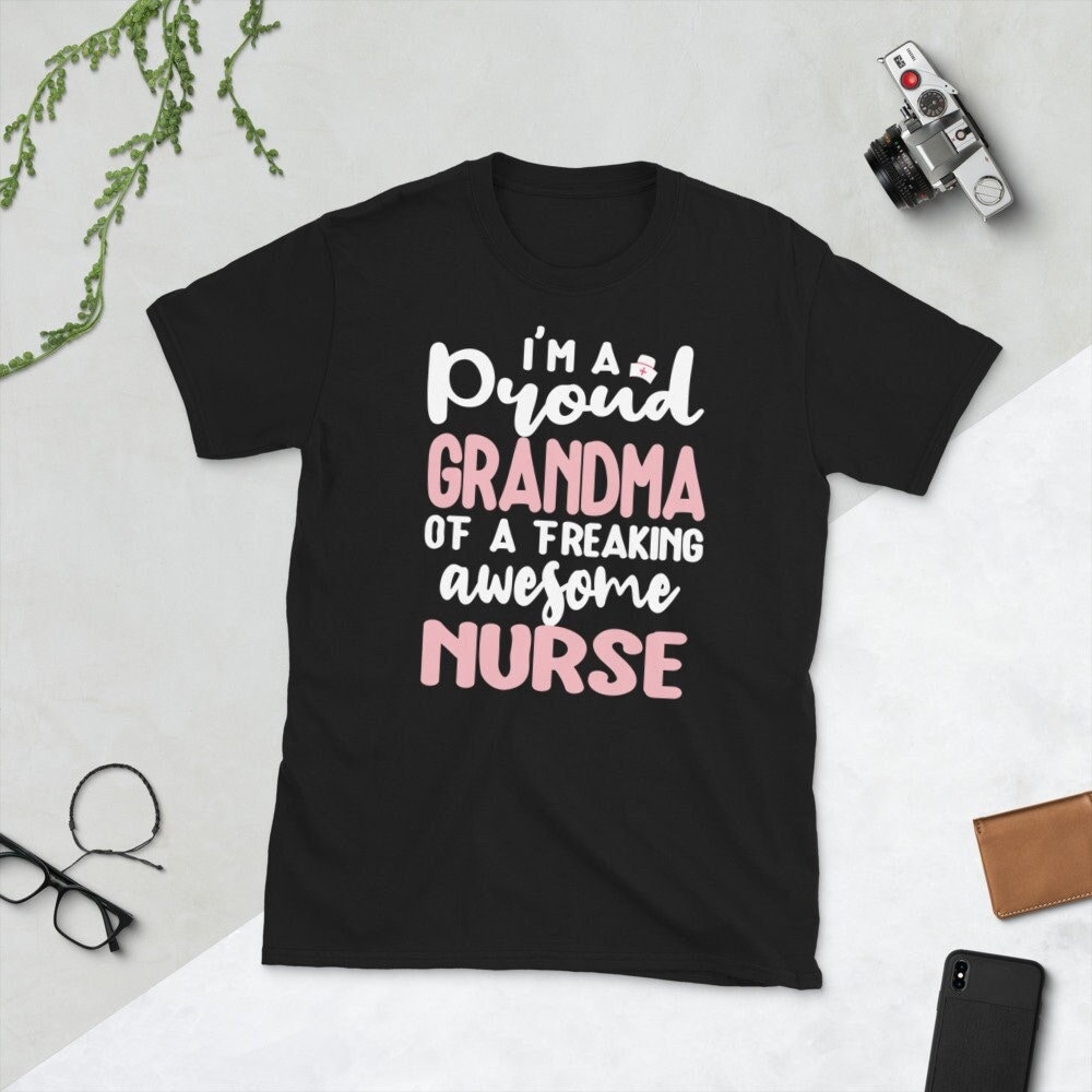 Stolze Oma Einer Krankenschwester Großmutter Stilloma Unisex T-Shirt Stolze Oma Einer Krankenschwester Großmutter Stilloma Unisex T-Shirt von TopoArtCo