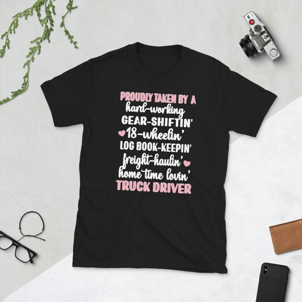 stolze Trucker Frau Geschenke Truck Driver Freundin Unisex T-Shirt von TopoArtCo