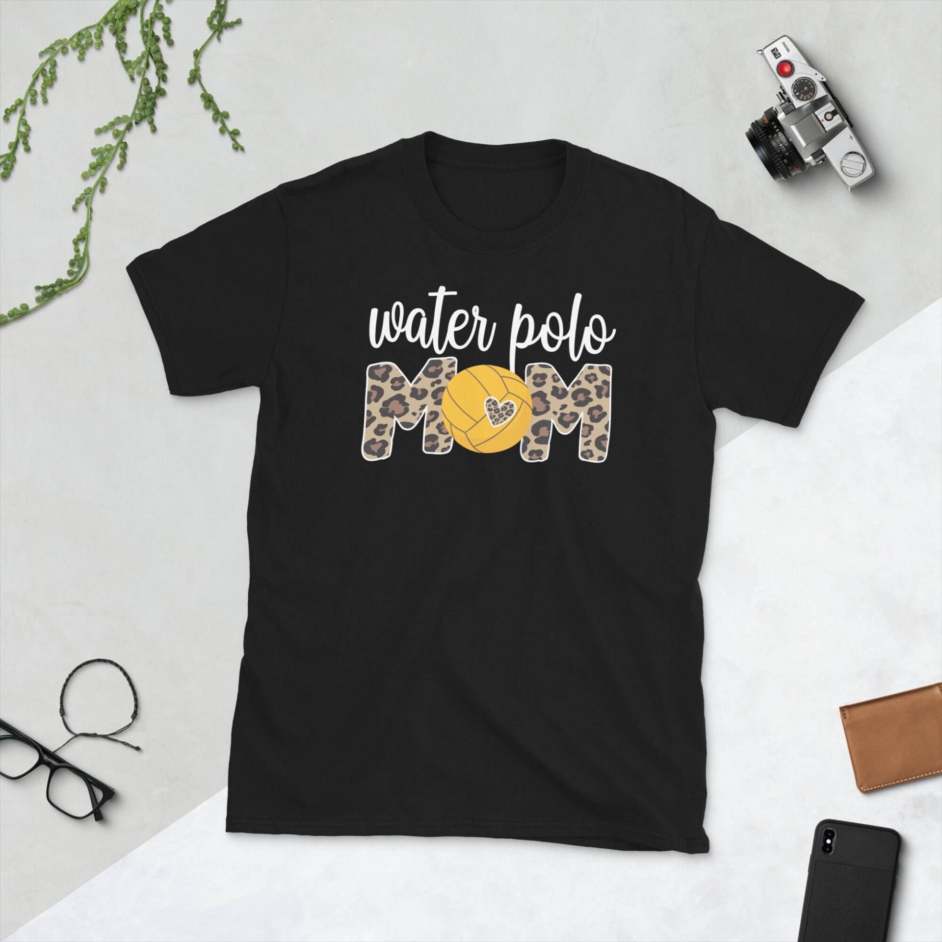 stolzer Wasserball Mama Muttertag Unisex T-Shirt von TopoArtCo