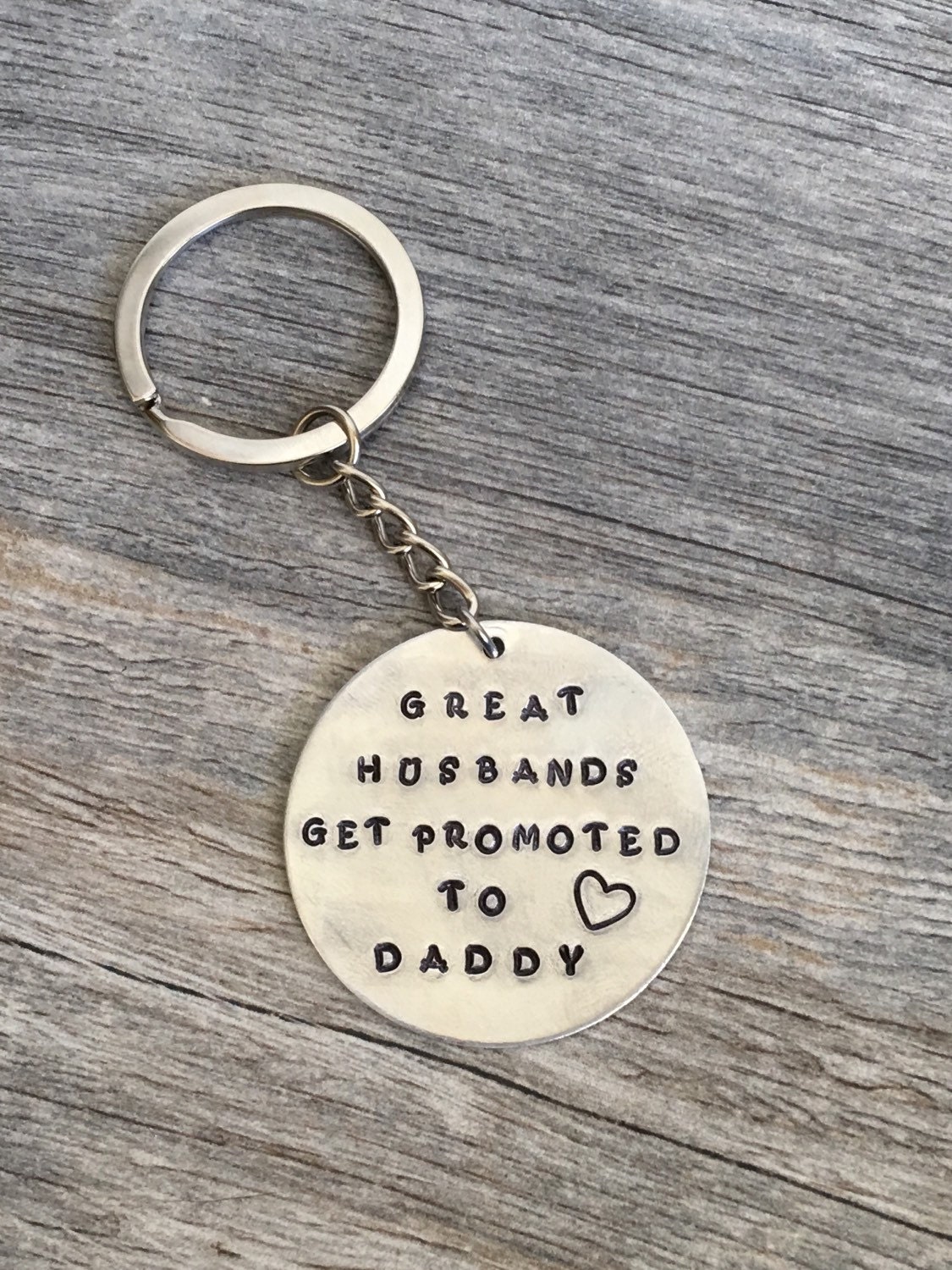 Befördert Zu Daddy Hand Gestempelt Schlüsselbund, Erste Mal Papa Geschenk von TopsailWinds