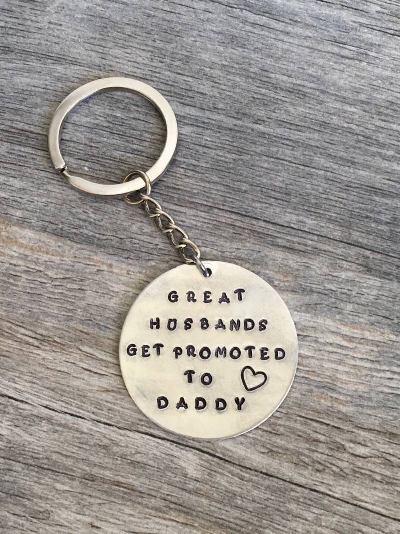 Befördert Zu Daddy Hand Gestempelt Schlüsselbund, Erste Mal Papa Geschenk von TopsailWinds