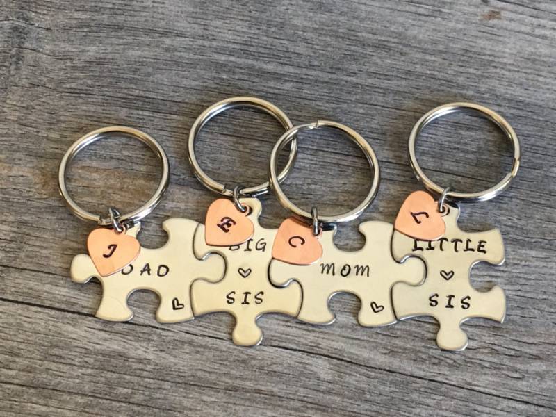 Familie Puzzle Piece Keychain Set W/Initial Herz, Geschenk Für Mama, Papa, Bruder, Schwester, Familie, Schlüsselanhänger von TopsailWinds