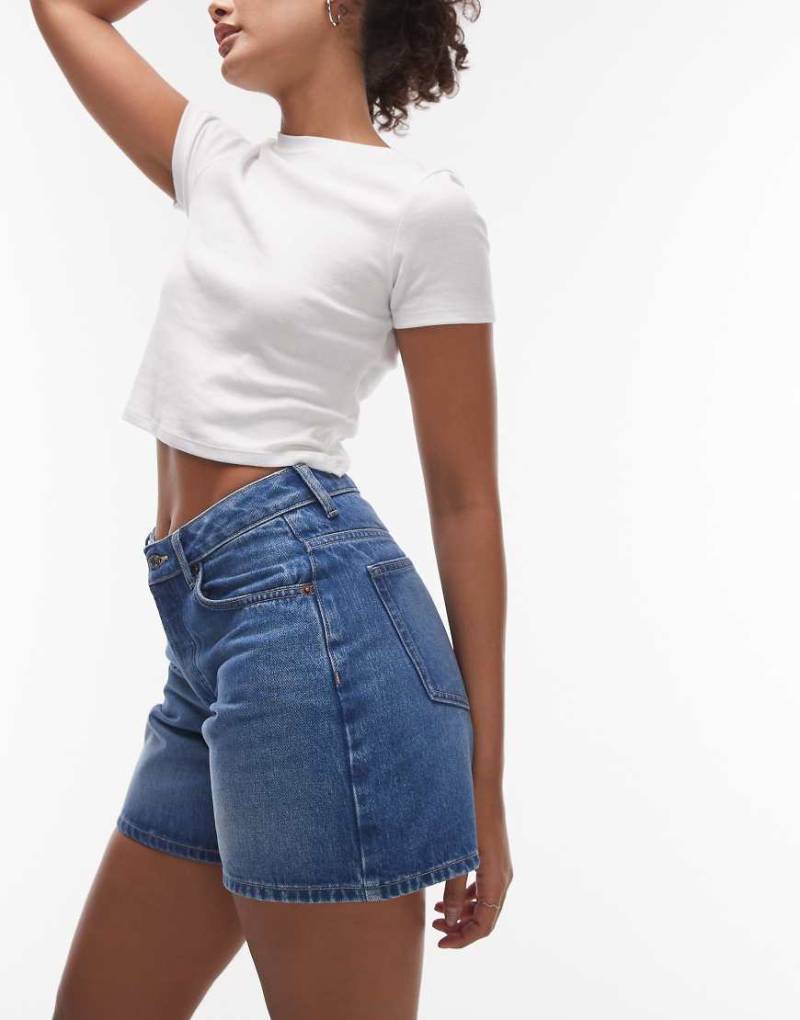 Topshop Hourglass - Editor - Jeansshorts in Mittelblau von Topshop Hourglass