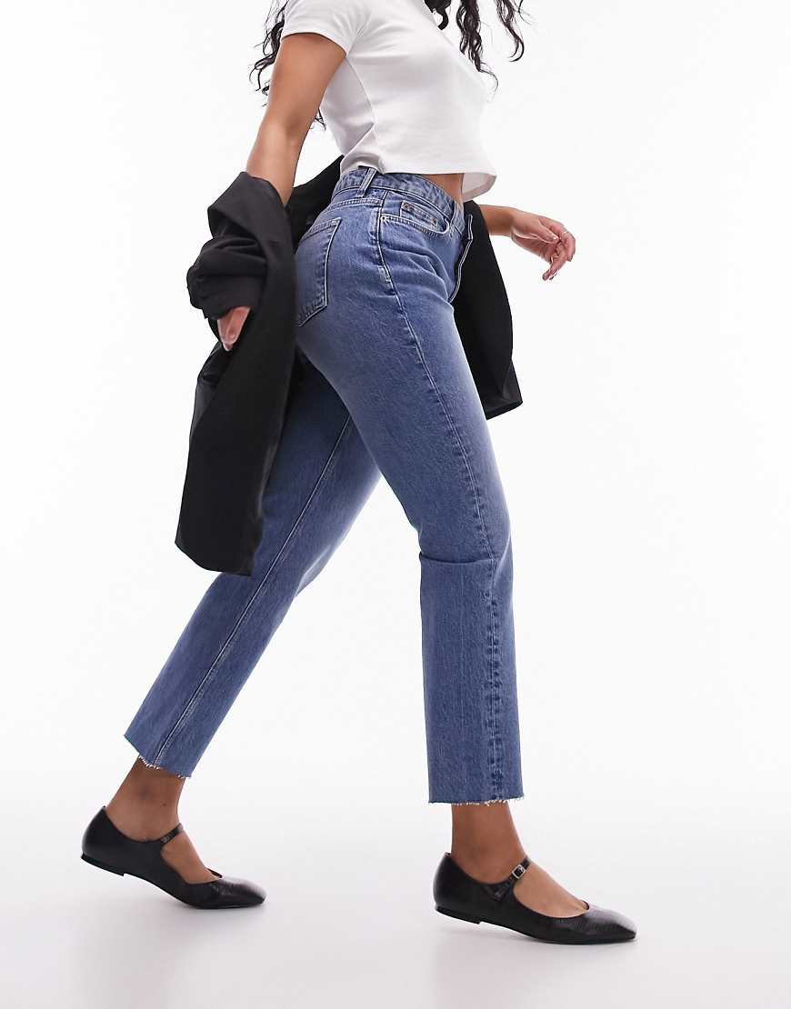 Topshop - Hourglass - Gerade geschnittene Jeans in Mittelblau mit mittelhohem Bund, verkürzter Beinlänge und unversäubertem Saum von Topshop Hourglass