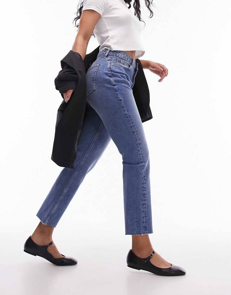 Topshop - Hourglass - Gerade geschnittene Jeans in Mittelblau mit mittelhohem Bund, verkürzter Beinlänge und unversäubertem Saum von Topshop Hourglass