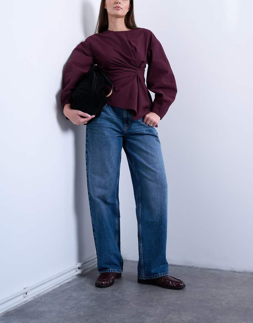 Topshop Hourglass - Relaxed Fit Jeans in Mittelblau mit Schnallenriemen und niedrigem Bund von Topshop Hourglass