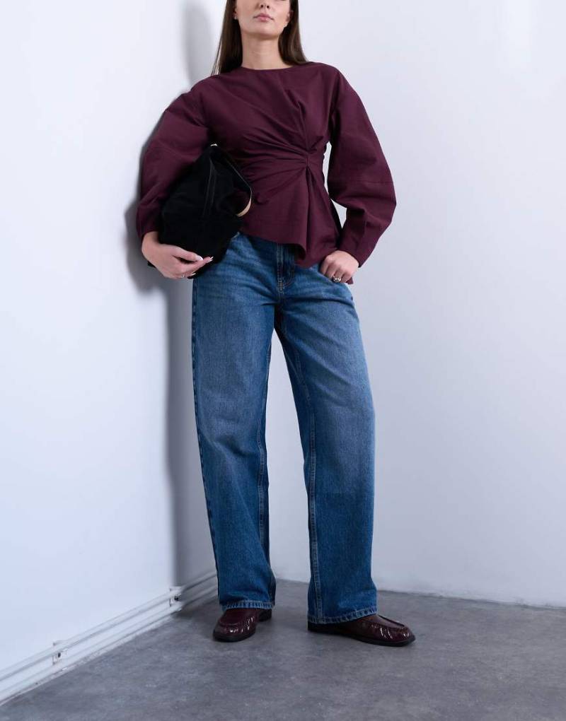 Topshop Hourglass - Relaxed Fit Jeans in Mittelblau mit Schnallenriemen und niedrigem Bund von Topshop Hourglass