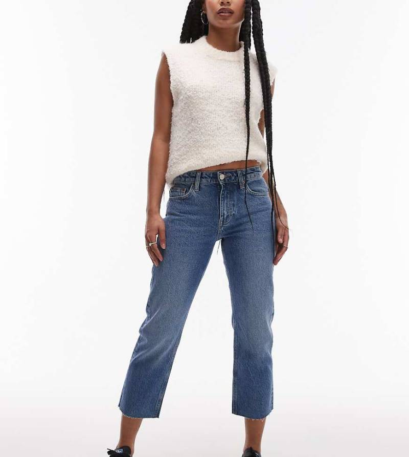 Topshop Petite - Gerade geschnittene Jeans in Mittelblau mit mittelhohem Bund, verkürzter Beinlänge und unversäubertem Saum von Topshop Petite