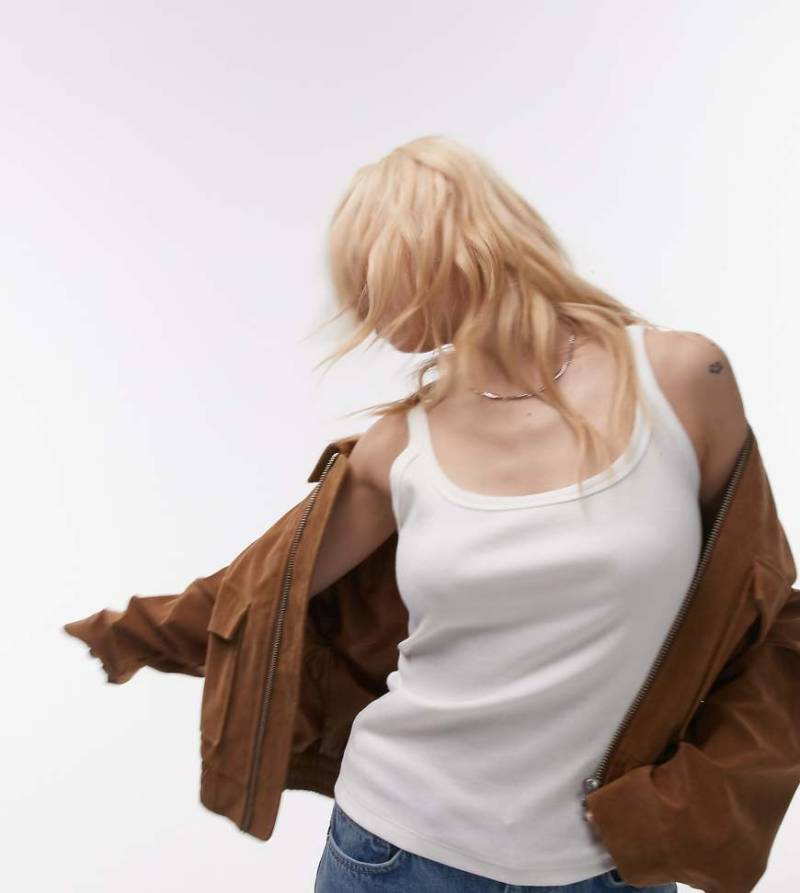 Topshop Petite - Geripptes Trägertop in Weiß mit U-Ausschnitt und schmalen Trägern von Topshop Petite