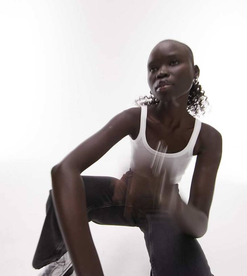 Topshop Petite - Geripptes Trägertop in Weiß von Topshop Petite