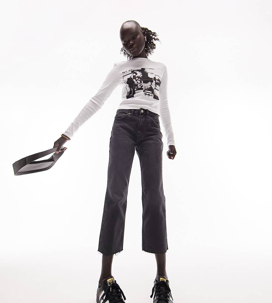 Topshop Petite - Jeans in Schwarz mit geradem Schnitt, mittelhohem Bund und unversäubertem Saum von Topshop Petite